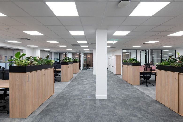 Офисный коридор с растениями Paris Smith