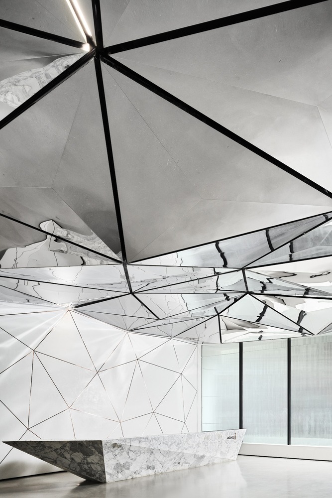 Оформление потолка зеркалами Parinee I Lobby