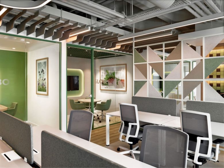 Опенспейс рядом с переговорными и геометрической акустической перегородкой Yves Rocher offices