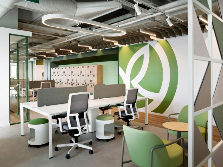 Опенспейс с большой графикой-листом на зеленой стене Yves Rocher offices