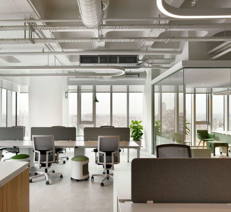 Опенспейс у панорамных окон с кольцевыми светильниками Yves Rocher offices