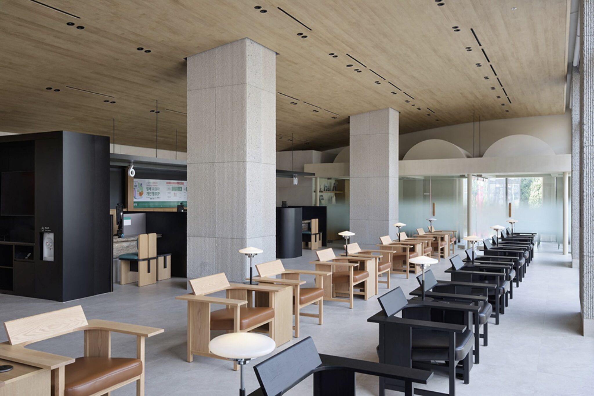 Основной зал с рабочими местами Hana Bank