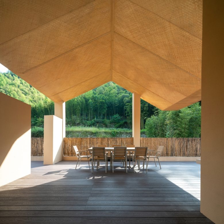 Открытая терраса с обеденной зоной Sounder Inn