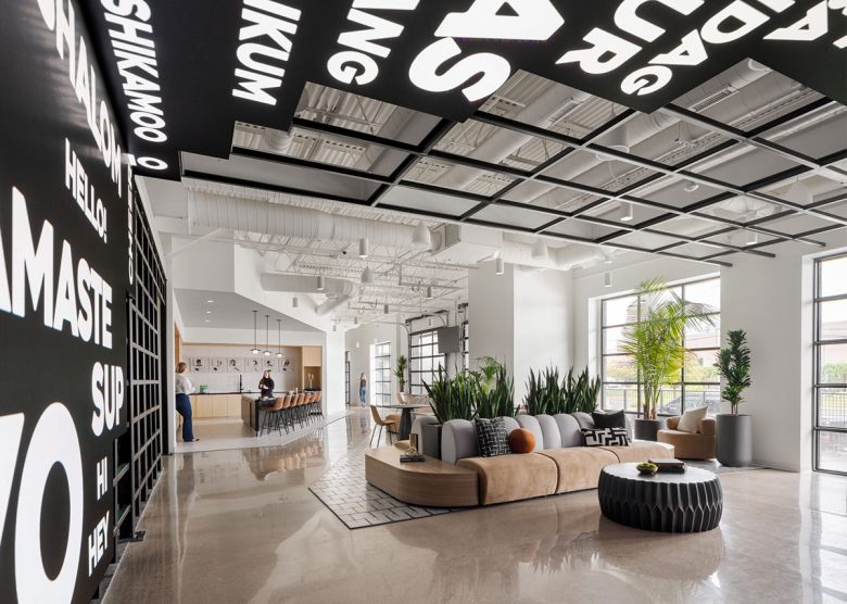 Открытая зона офиса Moroch с диванами и растениями