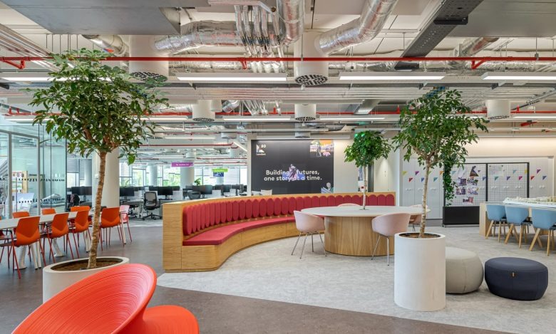 Открытое офисное пространство с диванами и деревьями Landsec headquarters