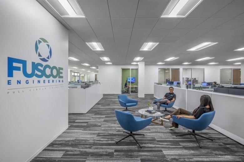 Открытое офисное пространство с креслами Fuscoe Engineering Offices