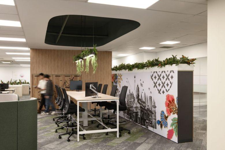 Открытое офисное пространство с рабочими столами International pharmaceutical company offices