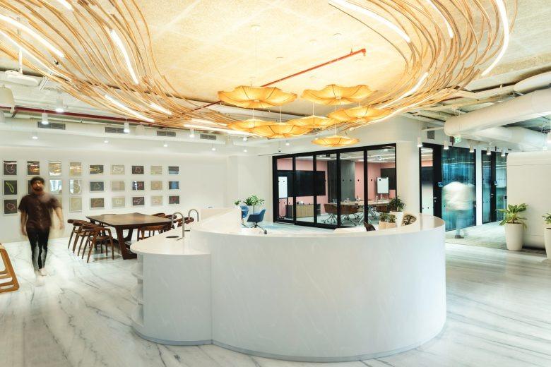 Открытое пространство с круглой стойкой и освещением A Workplace in Perpetual Beta