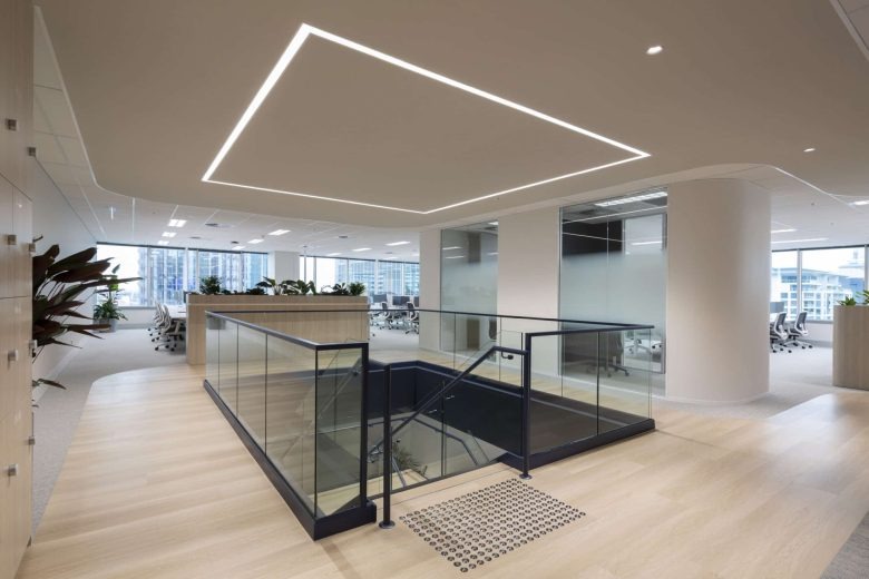 Открытое пространство с лестницей и стеклянным ограждением Lockton offices