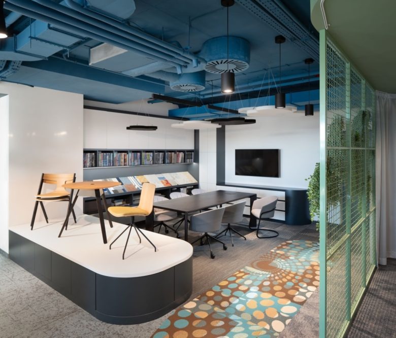 Открытое рабочее пространство с библиотекой Delight Showroom