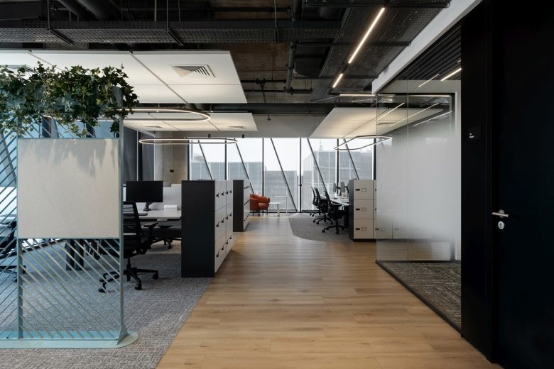 Открытое рабочее пространство с офисными столами Hewlett Packard Enterprise offices