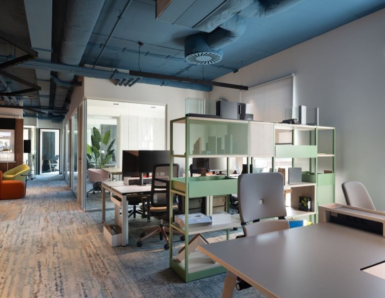 Открытое рабочее пространство с зелёными перегородками Delight Showroom