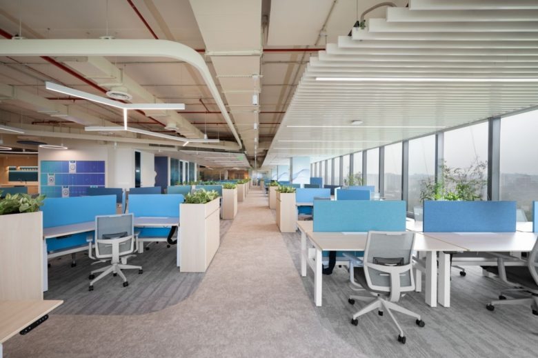 Открытое рабочее пространство у панорамных окон DataVolt Offices