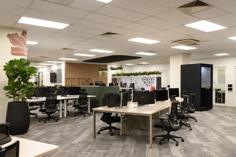 Открытый офис с рабочими станциями International pharmaceutical company offices