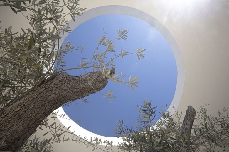 Отверстие в потолке с видом на небо House of Olives