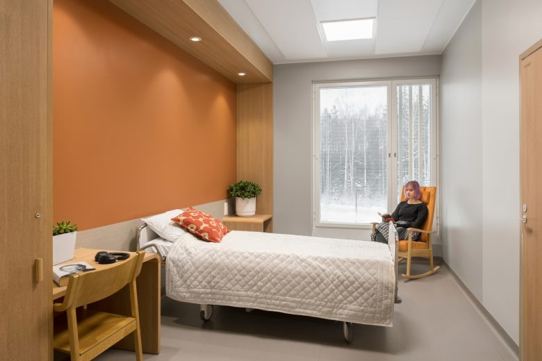 Палата пациента с кроватью и зоной отдыха Tampere Psychiatric Clinic