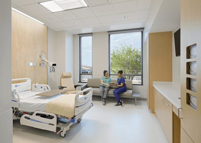 Палата пациента с панорамным окном UChicago Medicine Crown Point