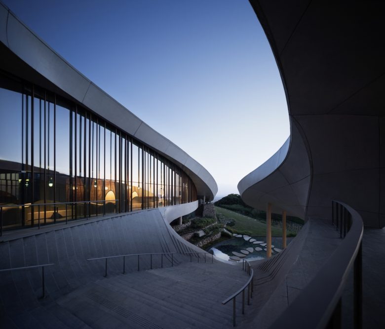 Пандус между изогнутыми фасадами Longquan Mountain Observatory BUZZ