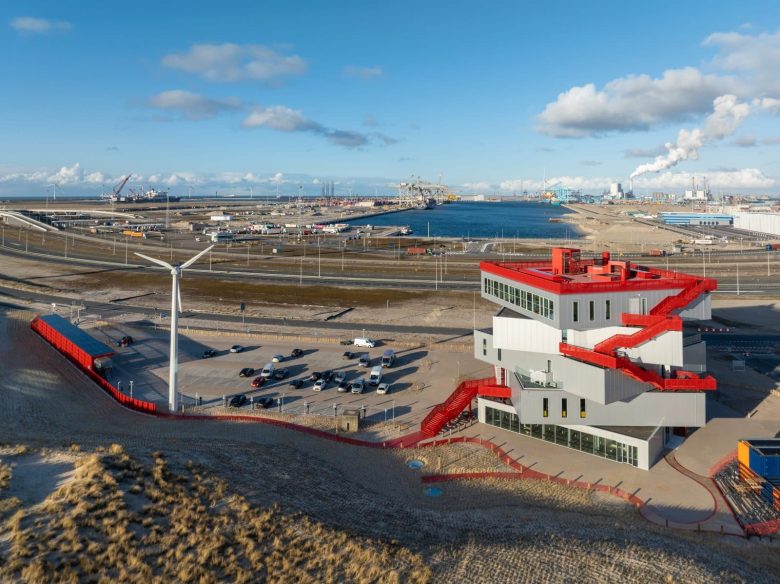 Панорамный вид порта с террасы Portlantis