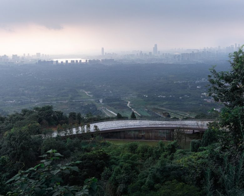 Панорамный вид здания на холме Longquan Mountain Observatory BUZZ