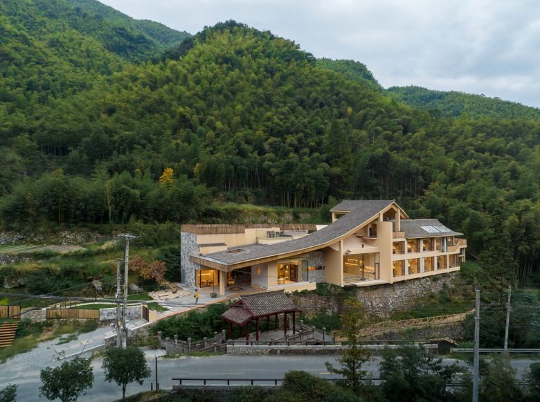 Панорамный вид здания в природном окружении Sounder Inn