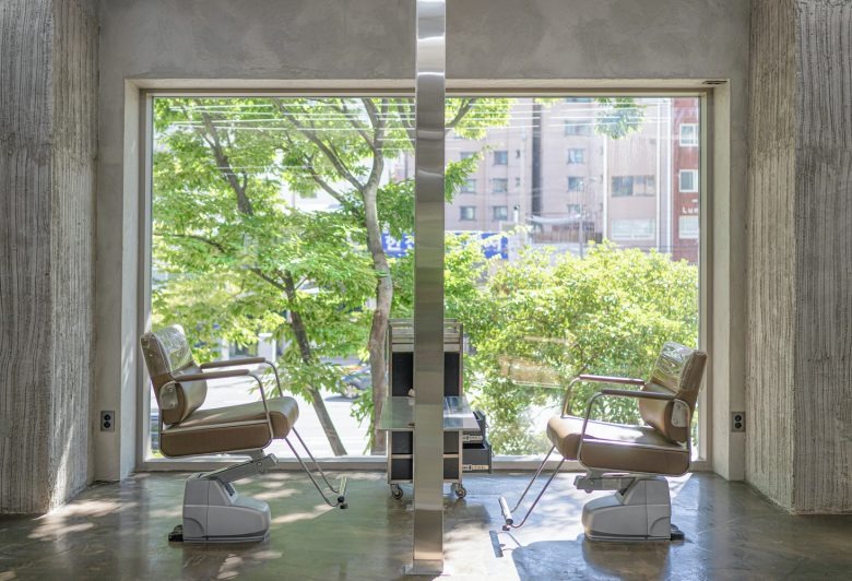 Парикмахерские кресла у витражных окон Chaoreum Hair Salon