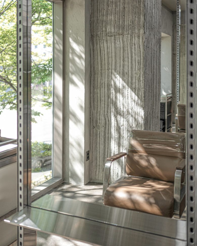 Парикмахерское кресло у окна с бетонной колонной Chaoreum Hair Salon