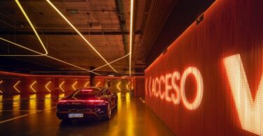 Паркинг с надписью Acceso и подсветкой Odiseo Gastronomic and Leisure Center