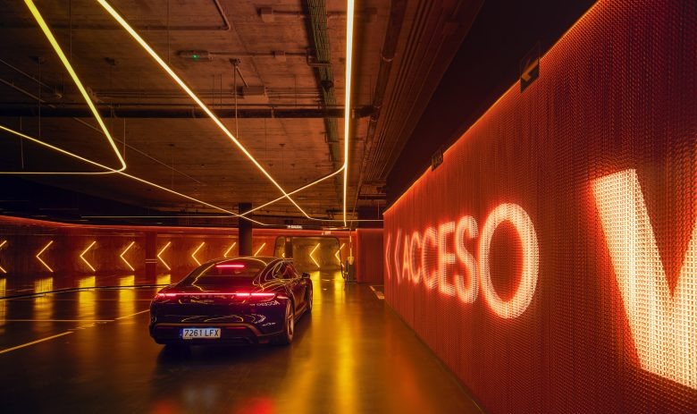 Паркинг с надписью Acceso и подсветкой Odiseo Gastronomic and Leisure Center
