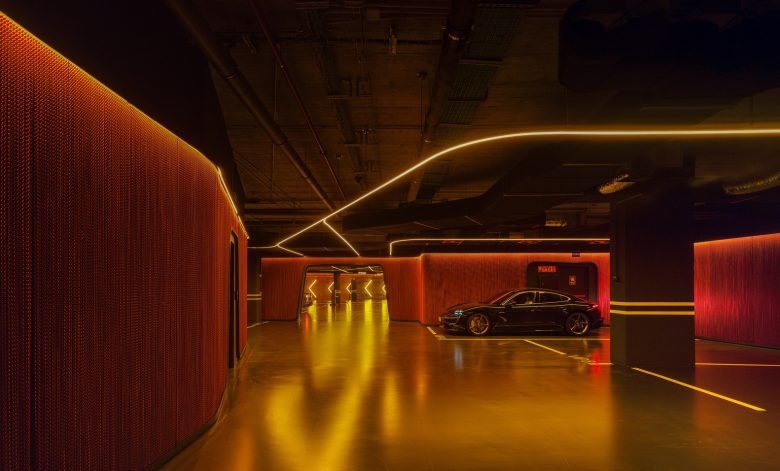 Паркинг с неоновой подсветкой и автомобилем Odiseo Gastronomic and Leisure Center