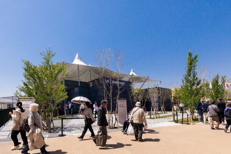 Павильон Люксембурга с посетителями Luxembourg pavilion at Expo 2025