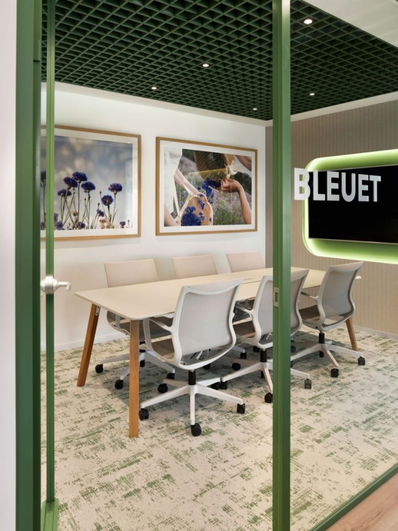 Переговорная BLEUET с длинным столом и большим экраном Yves Rocher offices