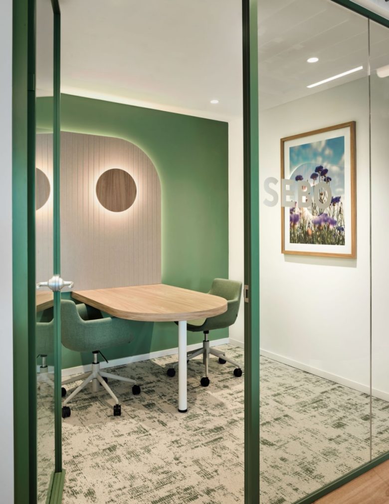Переговорная SEBO с овальным столом и зеленой акцентной стеной Yves Rocher offices