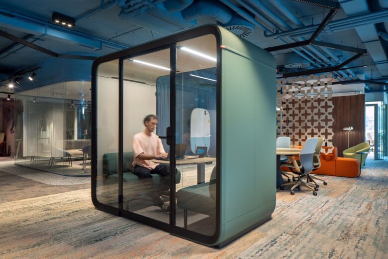 Переговорная капсула в открытом офисе Delight Showroom