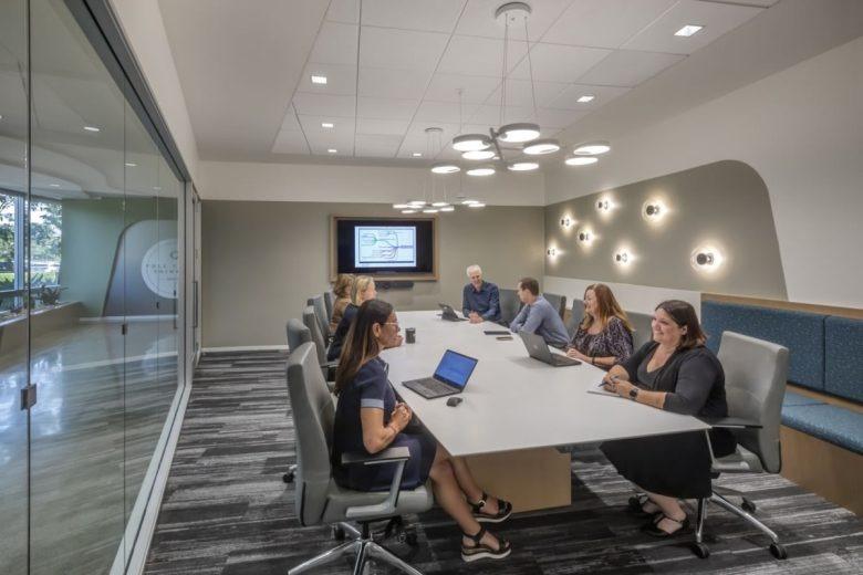 Переговорная комната с длинным столом Fuscoe Engineering Offices