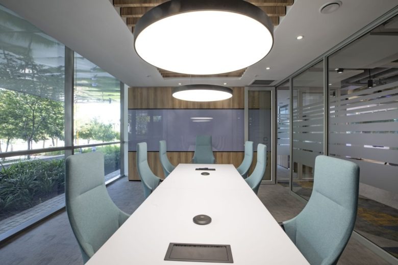 Переговорная комната с длинным столом и круглыми светильниками Eppendorf Offices