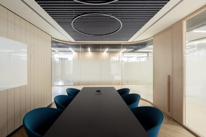 Переговорная комната с длинным столом и стеклянными перегородками Hewlett Packard Enterprise offices