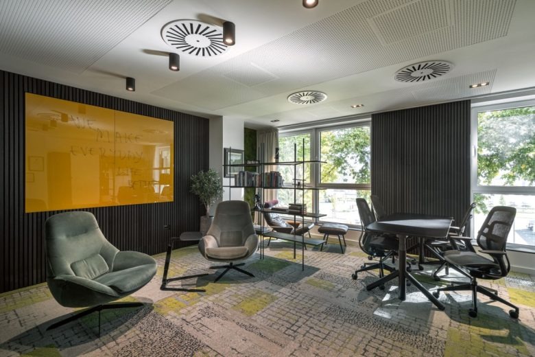 Переговорная комната с мягкими креслами и экраном Delight Showroom