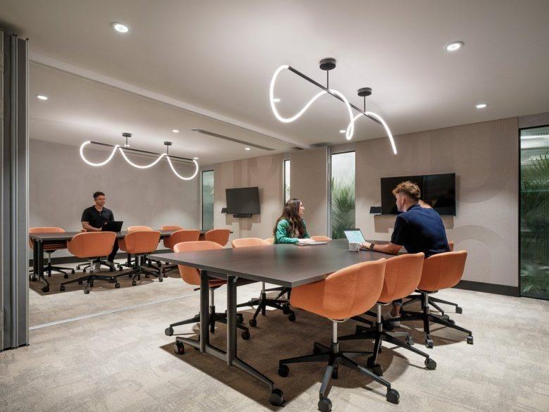 Переговорная комната с овальным светильником Banking Circle