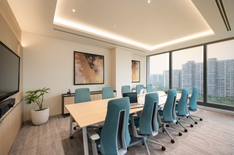 Переговорная комната с панорамными окнами DataVolt Offices