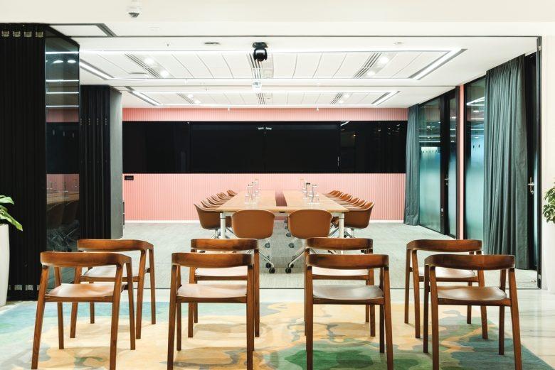 Переговорная комната с рядом стульев A Workplace in Perpetual Beta