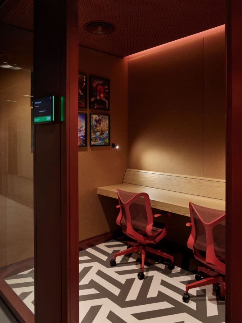 Переговорная комната с теплым освещением Gram Games office