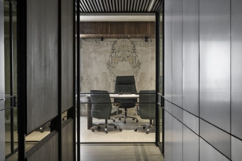 Переговорная комната за стеклянной перегородкой Vin Foods Offices