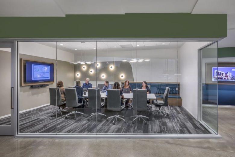 Переговорная комната за стеклянной стеной Fuscoe Engineering Offices