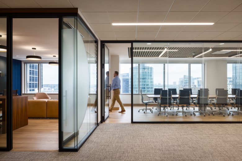 Переговорная офиса NAIC со стеклянными перегородками