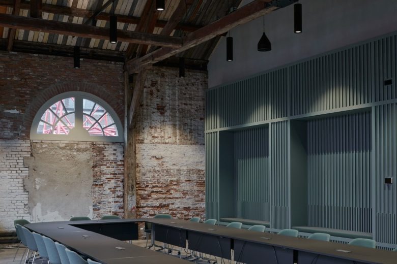 Переговорная с индустриальным интерьером и арочными окнами Den Helder City Hall