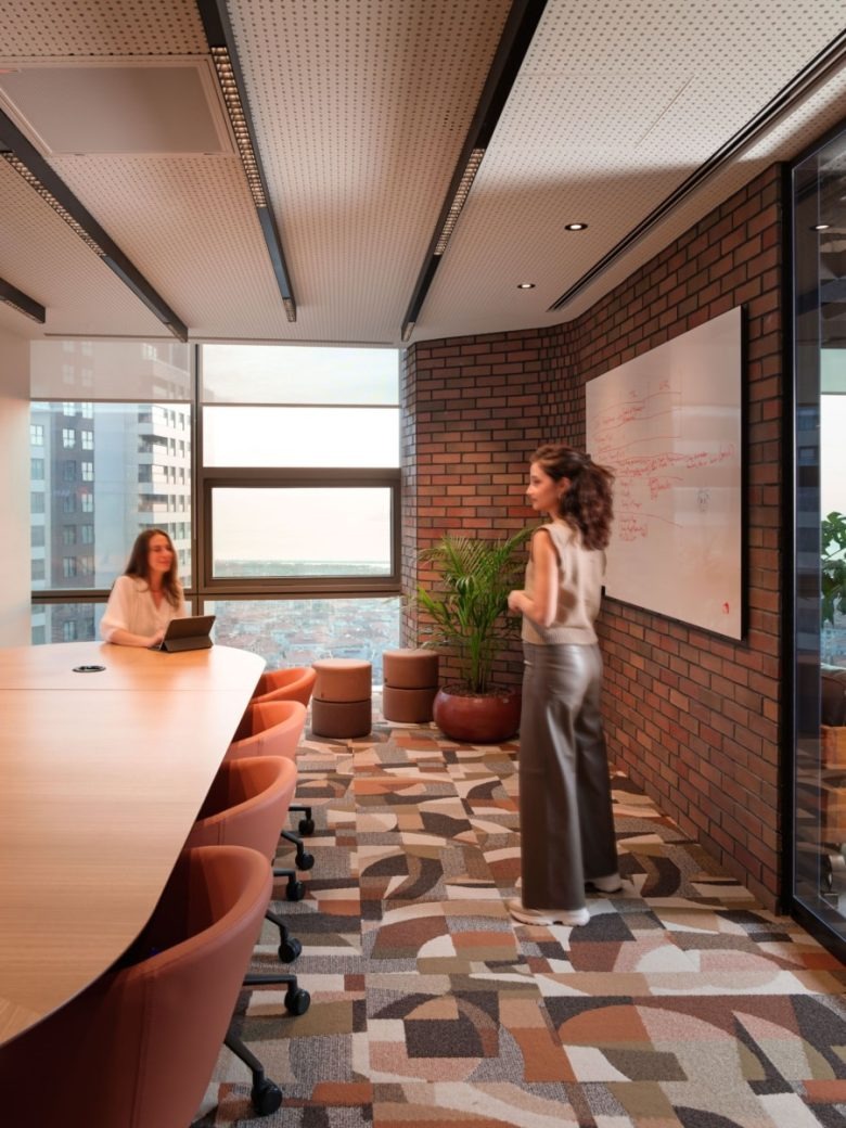 Переговорная с кирпичной стеной Gram Games office