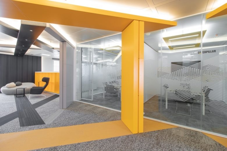 Переговорная с остекленными стенами Caterpillar Offices