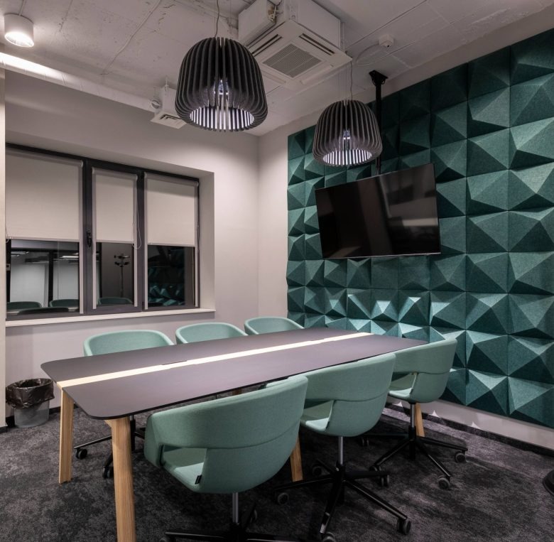 Переговорная с зеленой акустической стеной DSK office