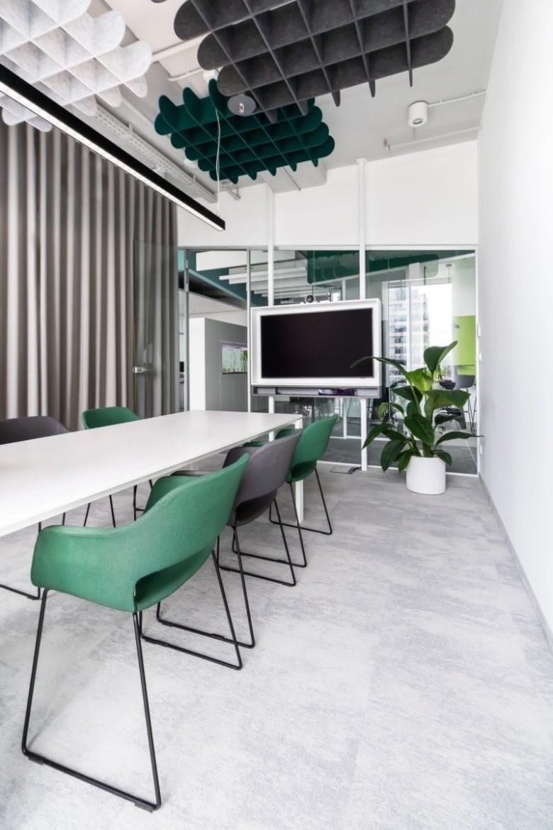 Переговорная с зелеными креслами и экраном Resalta Offices